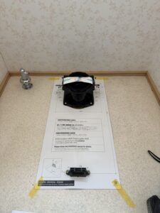 施工中 専用型紙を使用して新しい排水ソケット、固定片を取り付けます