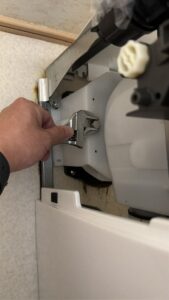 施工中 アラウーノは手順が他メーカーと異なり、排水ソケットと本体をボルトで固定します