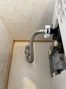 施工中 給水バルブを新しいものに交換し、トイレ本体と接続させます