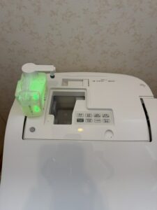 施工中 アラウーノの特徴の【泡】を出すための洗剤を本体に補充します