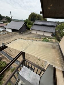 施工前　波板の劣化が進行し、簡単に割れてしまう状況でした