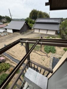 施工中　古い波板を取り外します