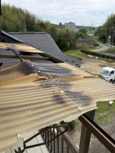 施工中　古い波板のアップ　一部が黒く変色して非常に危険な状態でした