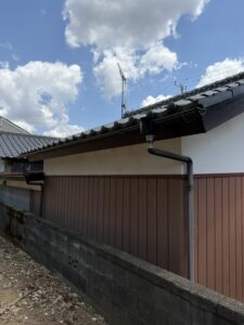 施工前の家の裏側の雨樋全景