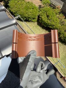 施工中　横といのジョイント部分に接着剤を塗布
