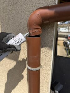 施工中　竪樋の接続部にも接着剤を塗布