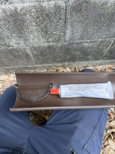 施工中　止まり（エンド）の部材を接着剤を使用して止めます