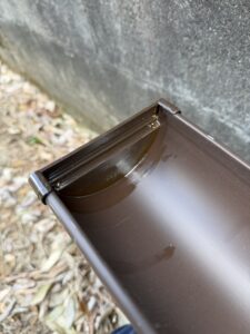 施工中　しっかりと専用接着剤を塗布して部材同士を止めます
