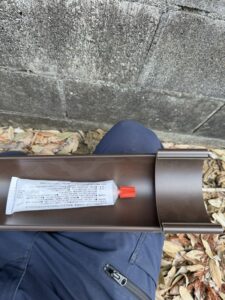 施工中　横といをジョイントを用いて延長します