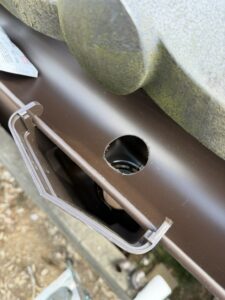 施工中　先ほどのマーキングの位置に開口しました