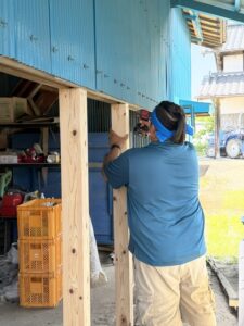 施工中 ドアの柱は左右に2本立ててより強固にしていきます