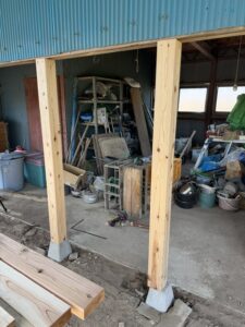 施工中 ドアの柱ができあがりました