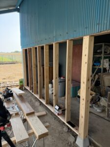 施工中 ドアの柱を基準に下地となる間柱を等間隔に組んでいきます