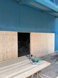 施工中 下地となる間柱にコンパネ板を張っていきます