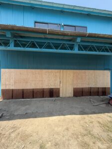 施工完了 元々の開口部がコンパネ板、波板で完全にふさぎました。もちろん出入りのためのドアも設置してあります