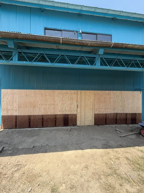 水戸市中河内町にて、リピーター様からのご依頼！倉庫への防風壁・ドア新設工事を行いました