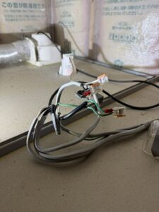 施工中　既存の換気扇の配線がどのようにつながっているかを確認し切り離します