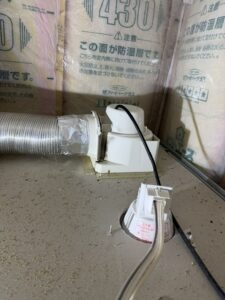 施工中　天井裏のダクトや配線状況を確認します