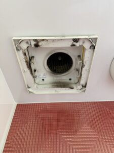 施工中　換気扇の外側のカバーを外しました