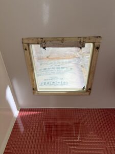 施工中　既存の換気扇を取り外しました