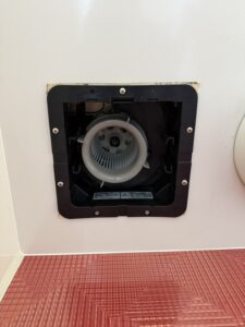 施工中　新しい換気扇を開口部にはめ込み、ビスでしっかりと固定させました