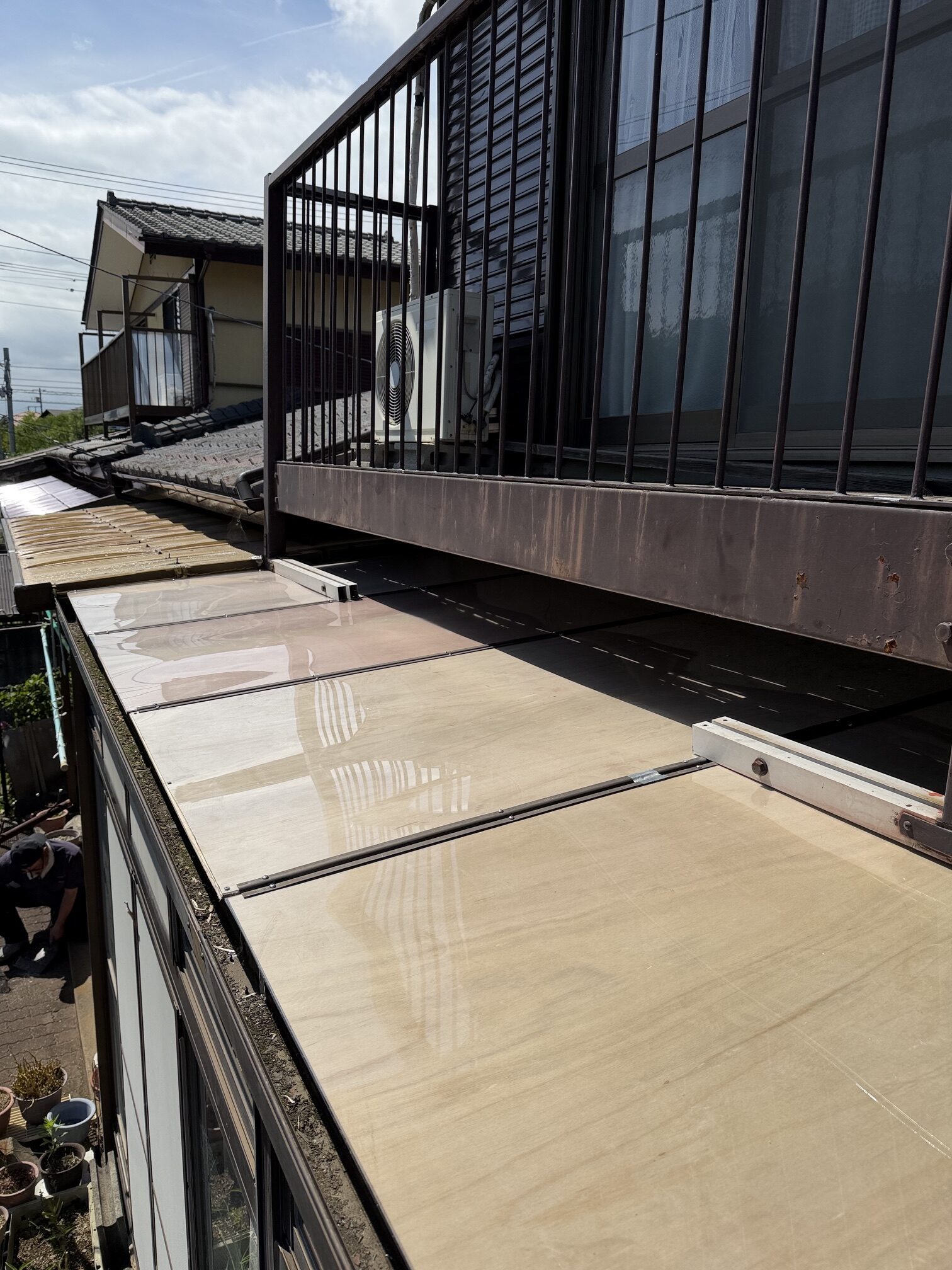 水戸市双葉台にて、サンルーム屋根の修繕工事！ベニヤ下地＋ポリカ板で頑丈に仕上げました