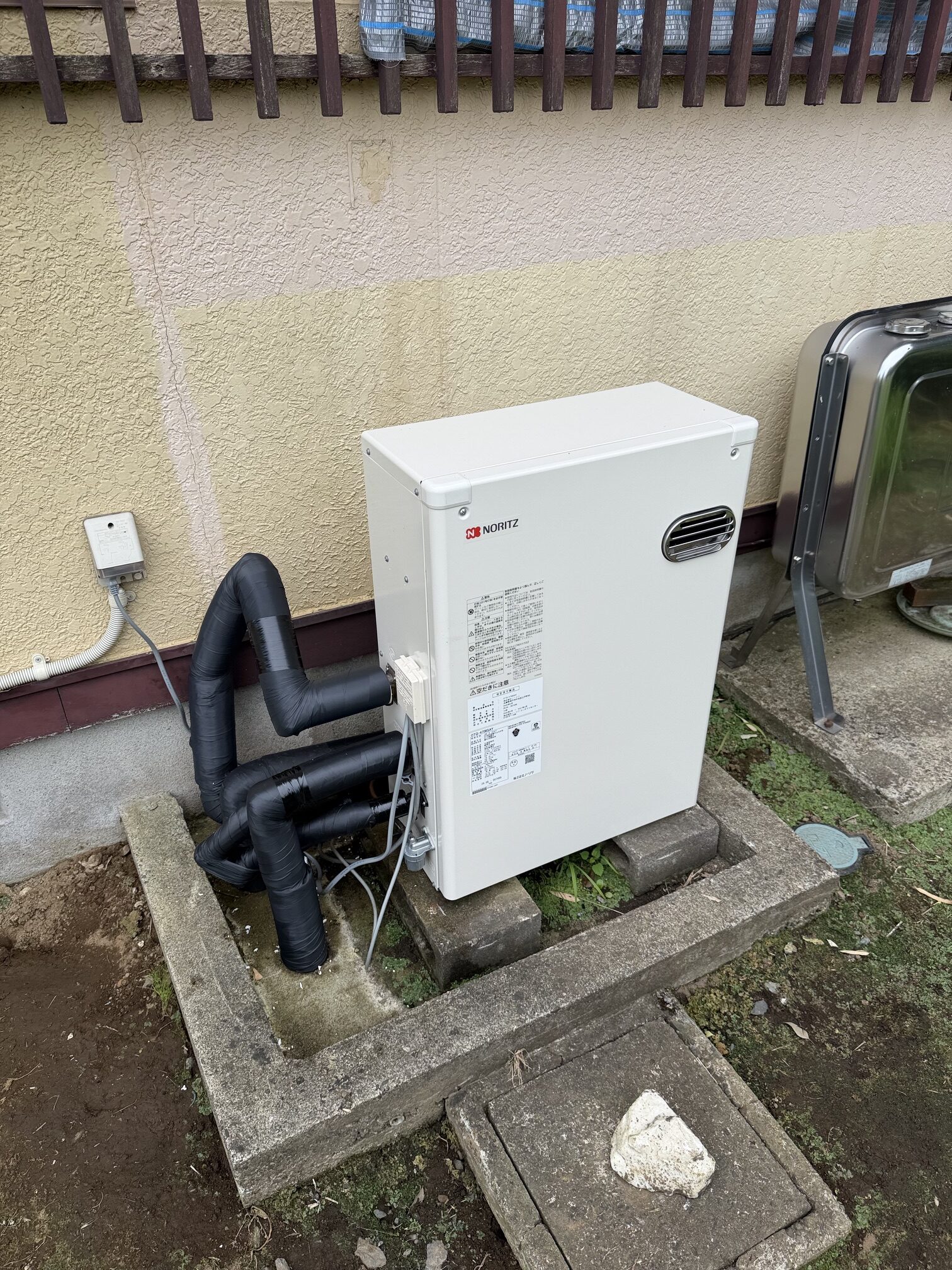 水戸市飯島町にて、灯油（石油）給湯器の更新工事！配管高さの違いもフレキ管で綺麗に接続
