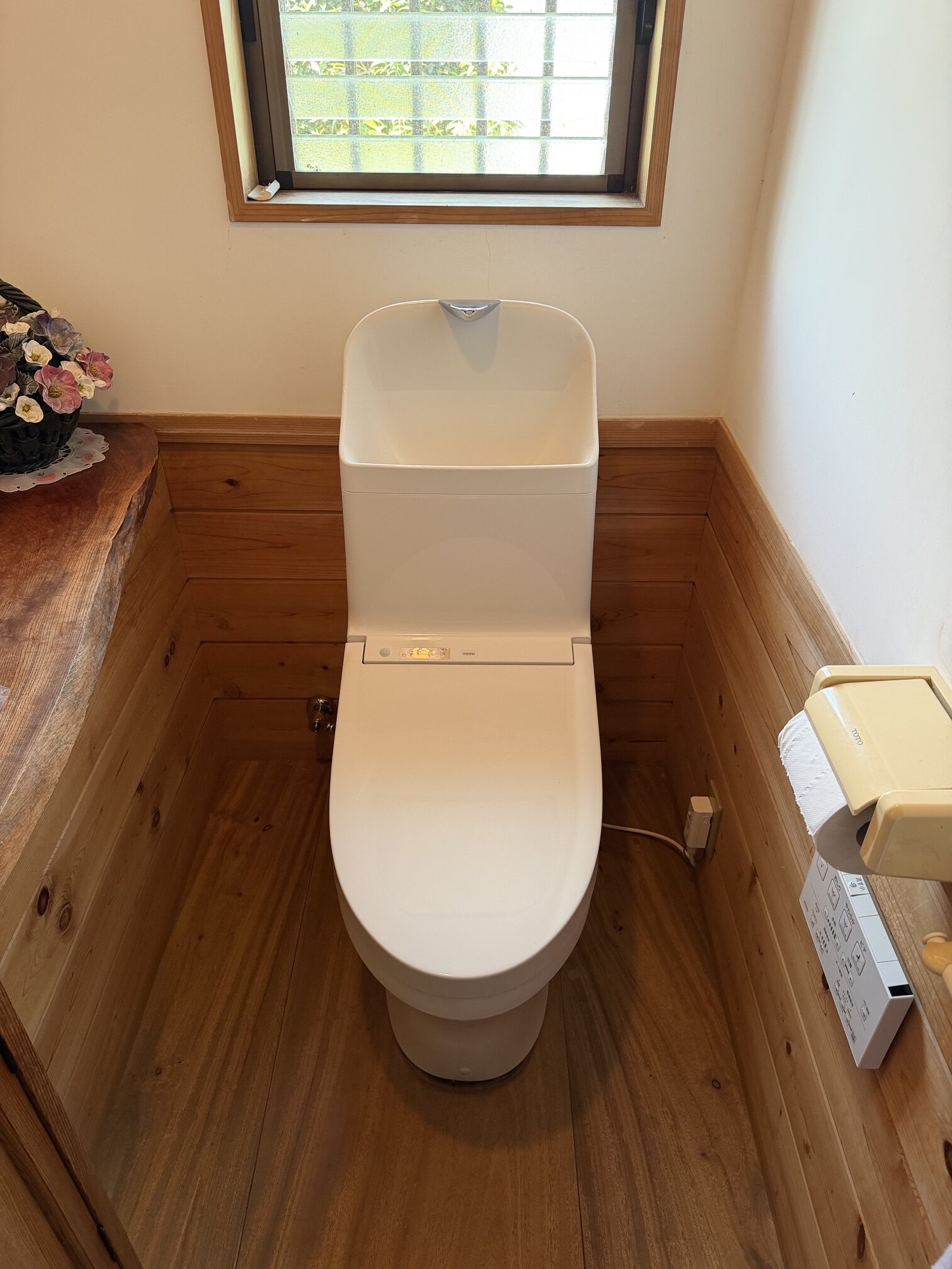 水戸市成沢町にてトイレ交換工事！折込チラシからのご縁でレンジフードや網戸張替もまとめて施工