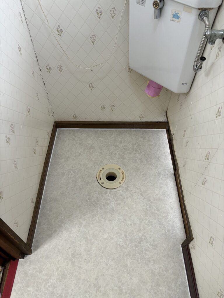 水戸市城東にてトイレ改修工事（第一部）！水漏れで腐食した床を下地から張替・クッションフロア仕上げ