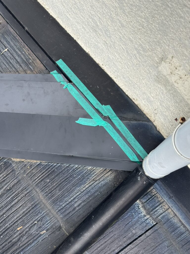 新しく板金を施工した後、雨漏れがしないよう隙間を<br />
コーキングしていきます。