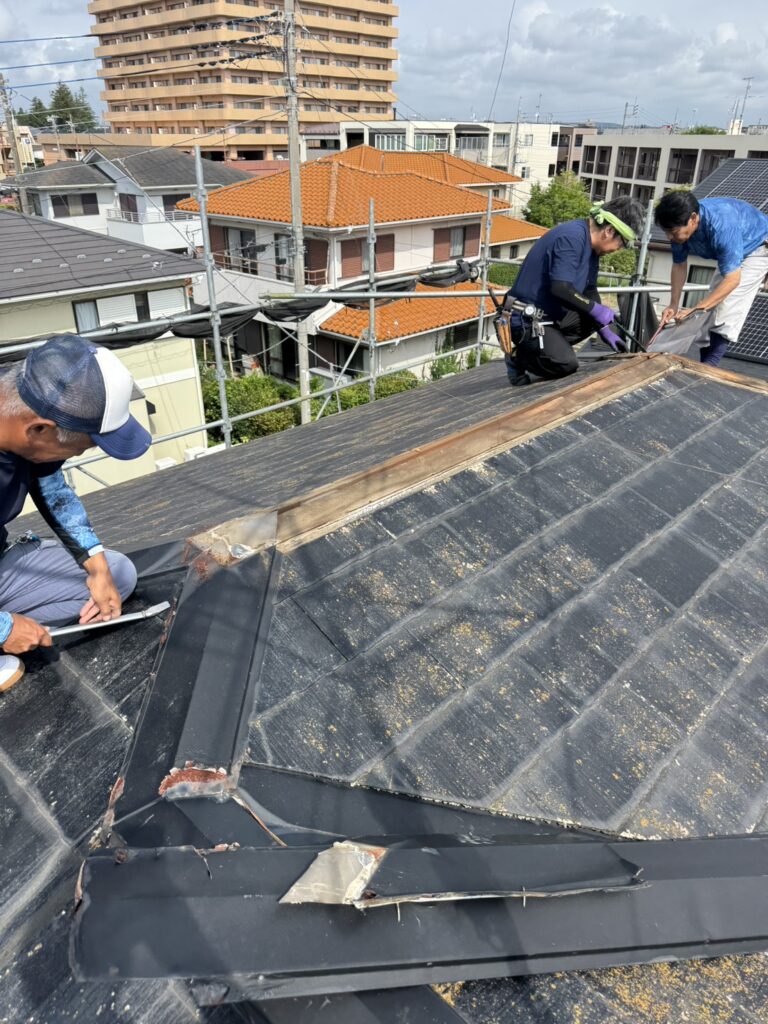 他板金部分も被害に合っていましたので、まず板金を剥がしていきます。