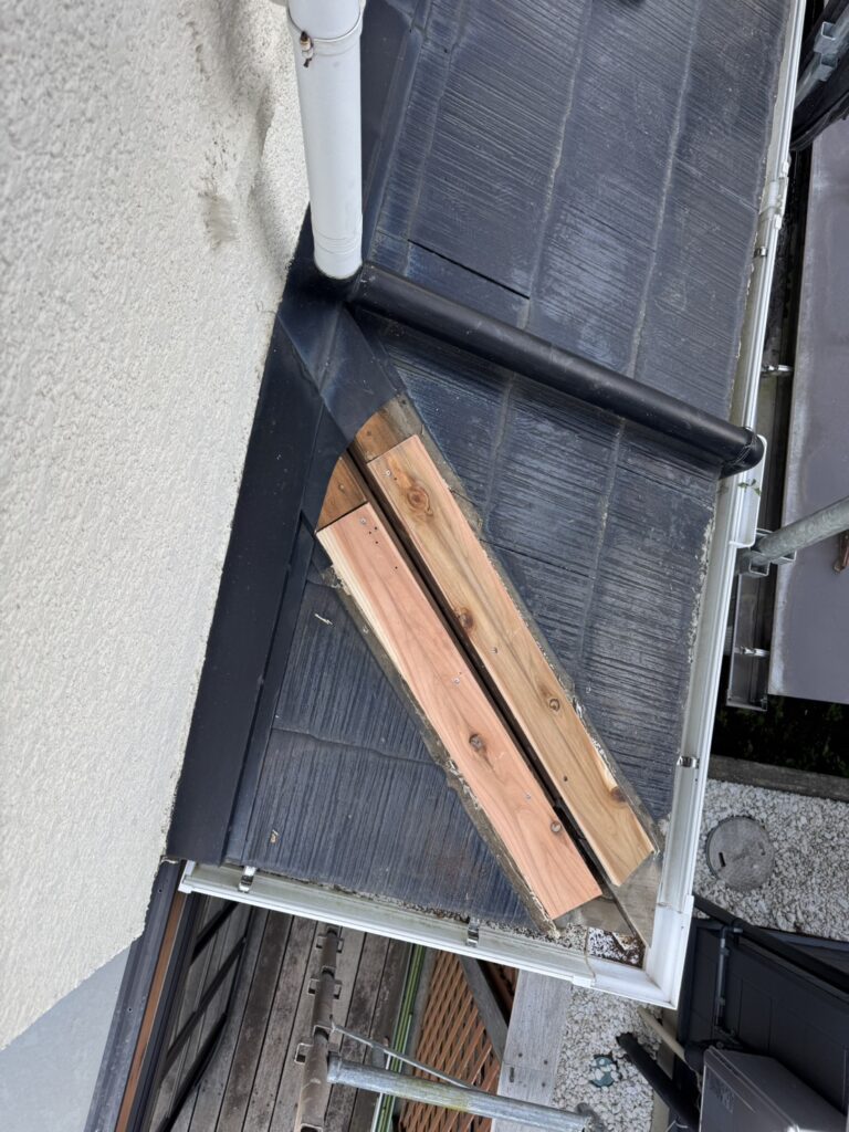 板金を固定するため、下地も傷んでいましたので<br />
下地材も新しく施工いたします。