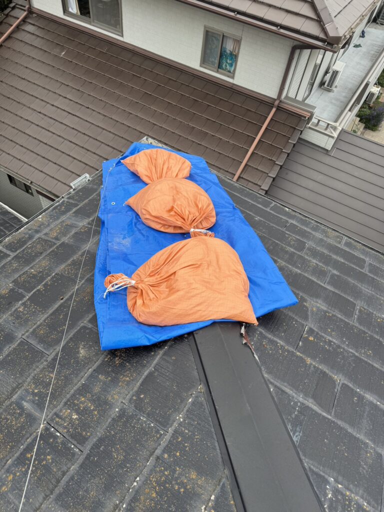 まず下見の段階で<br />
雨漏れがしてしまうと思い、工事に入るまでの間ブルーシートで雨漏れしないよう養生をしました。