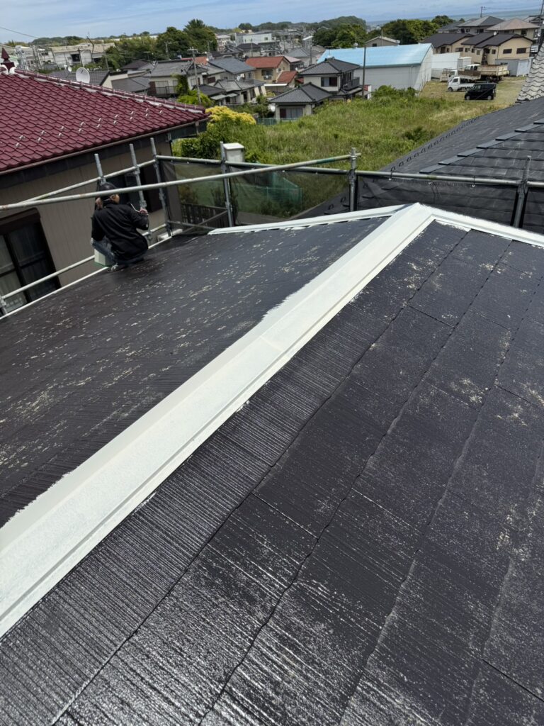 今回は屋根も劣化しており塗装をしていきますので、<br />
板金を新しくしましたが、屋根の色と合わせるように<br />
下塗りをしていきます。<br />
