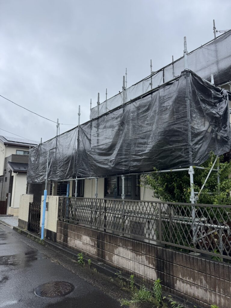 今回板金工事と、塗装工事をご依頼頂きましたので、足場を組んでいきます。
