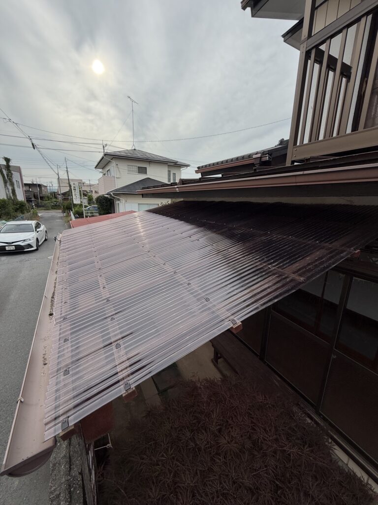 水戸市石川町にて車庫の波板張替工事！経年劣化で割れた屋根を美しくリフレッシュ