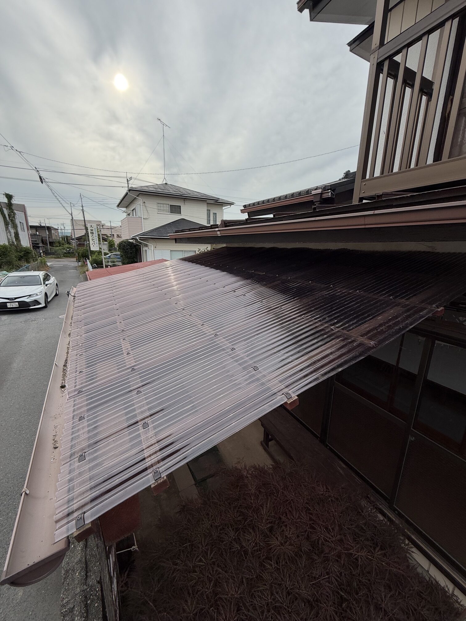 水戸市石川町にて車庫の波板張替工事！経年劣化で割れた屋根を美しくリフレッシュ